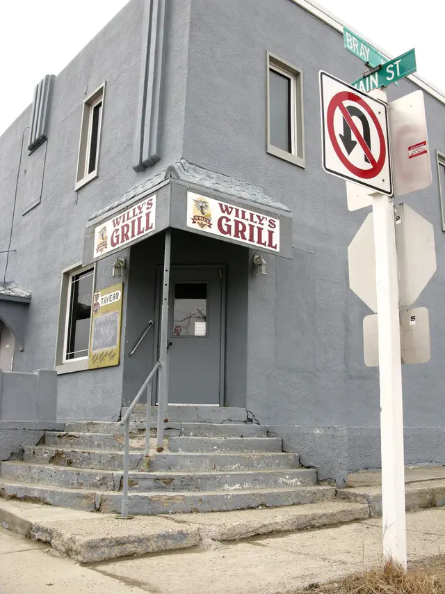 Willy's Grill Tavern at Bray and Main Street